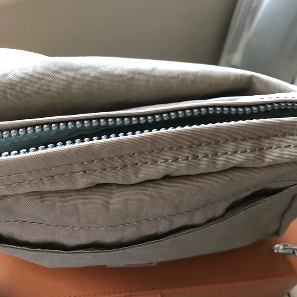 Kipling crossbody bag👜 in taupe - Picture 3 of 8